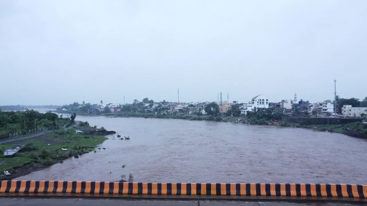 Tapi: નદીઓ બની ગાંડીતૂર, જનજીવન પ્રભાવિત, 200 લોકોને સ્થળાંતર કરાયા
