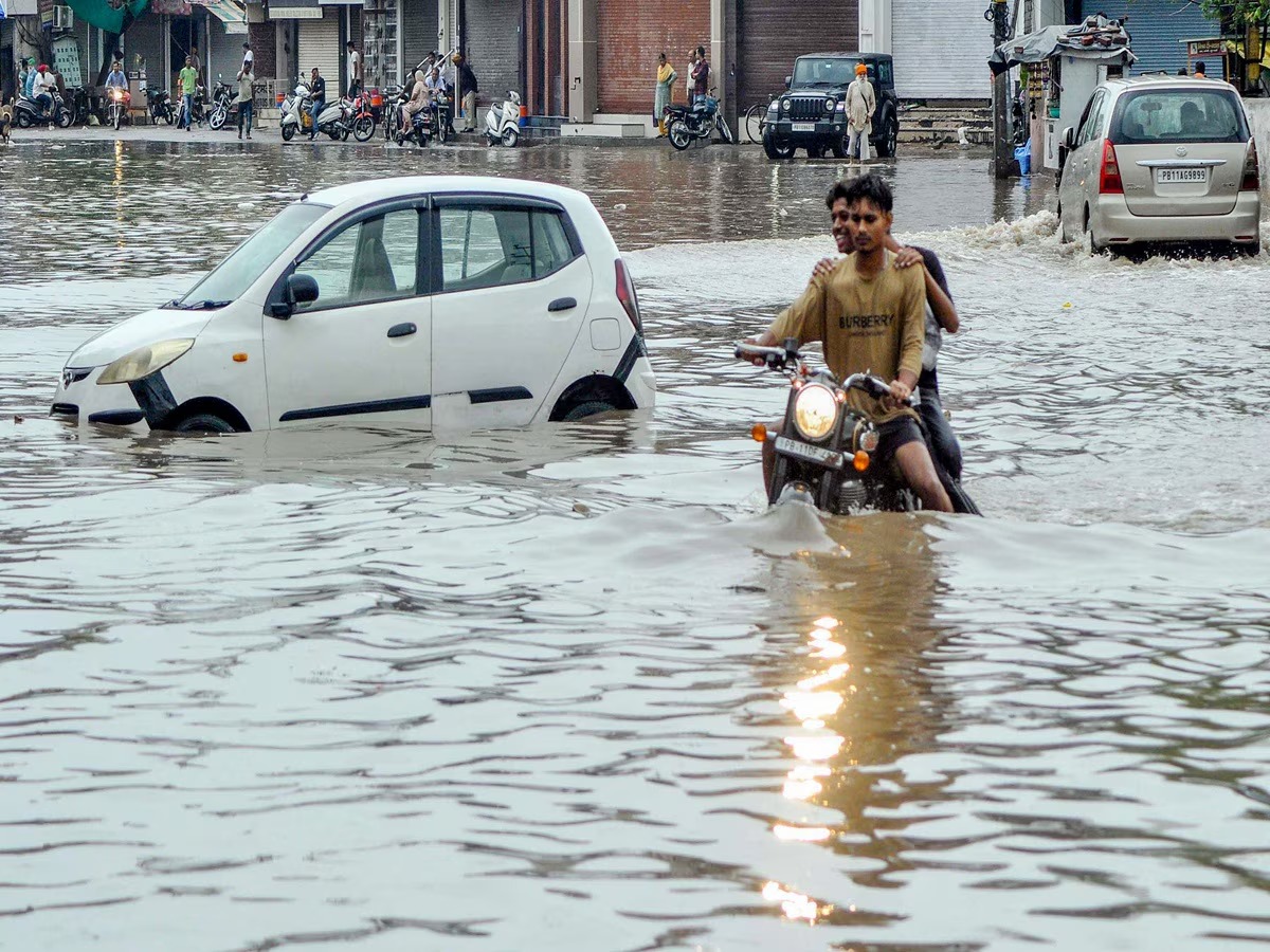 Rain: કેરળમાં હવામાન વિભાગ દ્વારા ‘રેડ એલર્ટ’: વરસાદ અને ભૂસ્ખલનને કારણે છ લોકોના મોત; અસરગ્રસ્ત વિસ્તારોમાં બચાવ કામગીરી ચાલુ; મુખ્યમંત્રીએ શું સૂચનાઓ આપી?