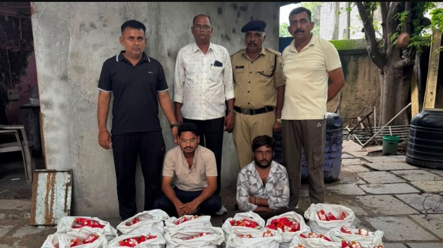 Ahmedabad: શહેરકોટડામાં પોલીસના નાક નીચે વિદેશી દારૂની ભેળસેળ પકડાઈ, 26.91 લાખ રૂપિયા સાથે બે લોકોની ધરપકડ, ચાર ફરાર