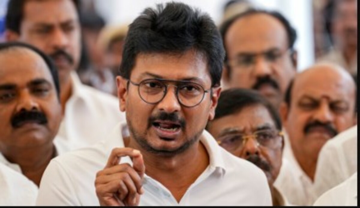 Tamil Nadu: અભિનેત્રી ત્રિશા વિશે અશ્લીલ ટિપ્પણી કરવા બદલ પૂર્વ નાયબ મુખ્યમંત્રીની અટકાયત! કાર્યકરો અને પોલીસ વચ્ચે ઘર્ષણ થયું