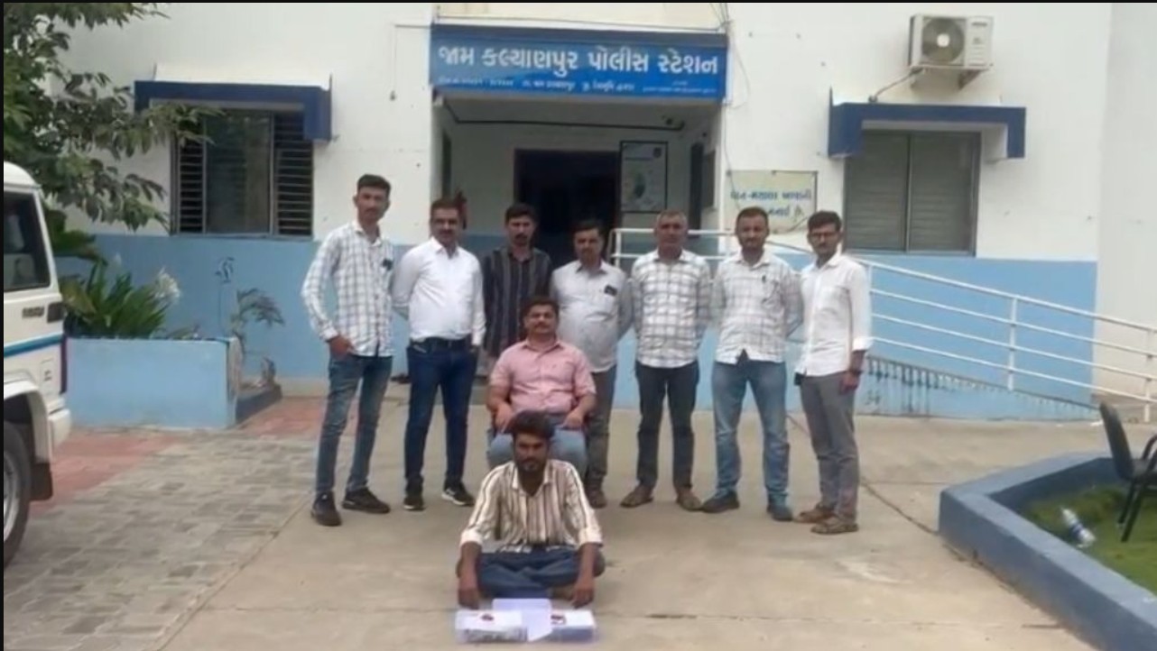 Dwarka: પોરબંદરના રાવલ ગામમાંથી 2.5 લાખ રૂપિયાની કિંમતની હશીશ સાથે યુવકની ધરપકડ