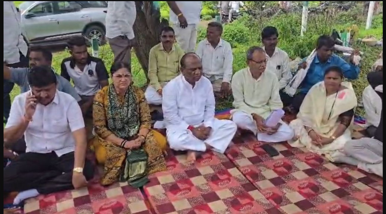 Narmada: વિશ્વ આદિવાસી દિવસના દિવસે જ, સાંસદ મનસુખ વસાવા અને ધારાસભ્ય દર્શનાબેન જંગલ જમીનના મુદ્દા પર ધરણા પર બેઠા!