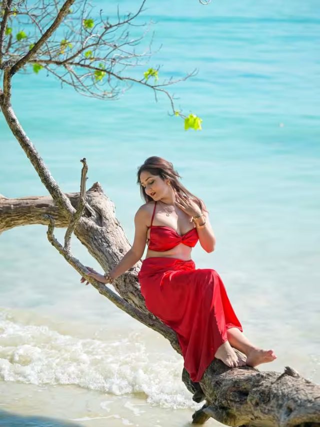Kritika Sharmaનો રેડ આઉટફિટ લુક