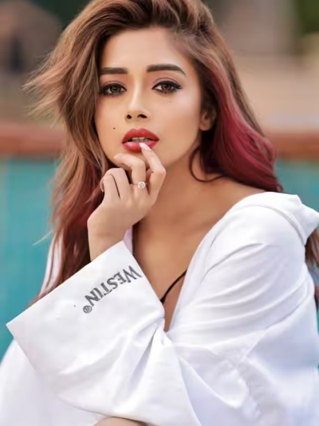 ટીના દત્તાનો સફેદ પહેરવેશમાં સ્ટાઇલિશ અંદાજ