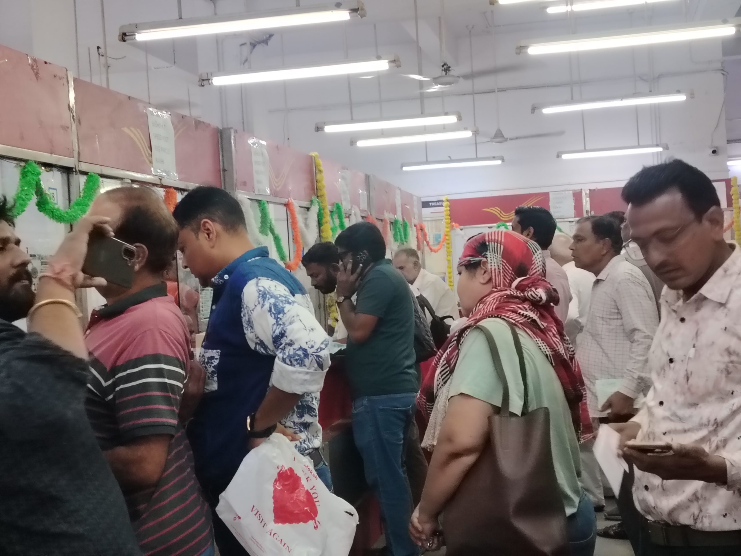 Ahmedabad: રક્ષાબંધન પર પોસ્ટ ઓફિસની બહાર ભારે ભીડ, બહેનોએ વિદેશમાં રહેતા ભાઈઓને રાખડી મોકલી