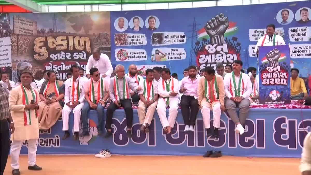 Gandhinagar: વિધાનસભાના ચોમાસુ સત્ર દરમિયાન કોંગ્રેસે હોબાળો મચાવ્યો, લોકોના રોષને કારણે વિરોધ પ્રદર્શનો થયા અને સરકાર વિવિધ મુદ્દાઓ પર ઘેરાઈ
