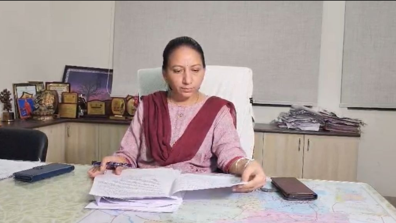 Panchmahal: શિક્ષણ વિભાગમાં ₹2.78 કરોડનું કૌભાંડ, ધરપકડથી બચવા માટે DPEO ગાયત્રીબેન પટેલે 20 દિવસની રજા લીધી!