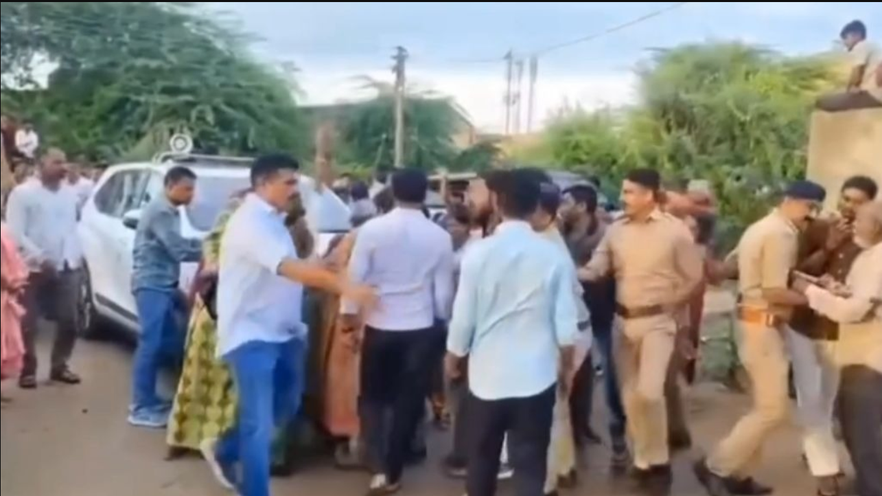 Ahmedabad: ધોળકામાં ખેડૂતોનો આક્રોશ, મંત્રી મોઢવાડિયા અને ધારાસભ્યની ગાડીનો ઘેરાવ, ખેડૂતોએ સૂત્રોચ્ચાર કરીને વિરોધ કર્યો