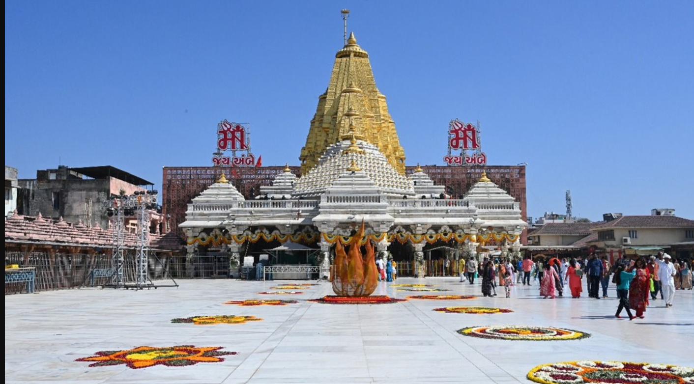 Banaskantha: અંબાજીમાં માઈ ભક્તો ઉમટ્યાં,15.85 લાખ ભક્તોએ માતાજીના દર્શન કર્યા, દર મિનિટે એક ધજા ચઢાવાઈ