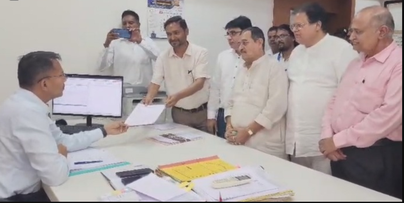 Panchmahal: સ્વનિર્ભર  શાળા સંચાલકો આક્રમક મૂડમાં, પડતર માંગણીઓ અંગે અધિક કલેક્ટરને આવેદનપત્ર આપીને વિરોધ કરવાની ચીમકી ઉચ્ચારી