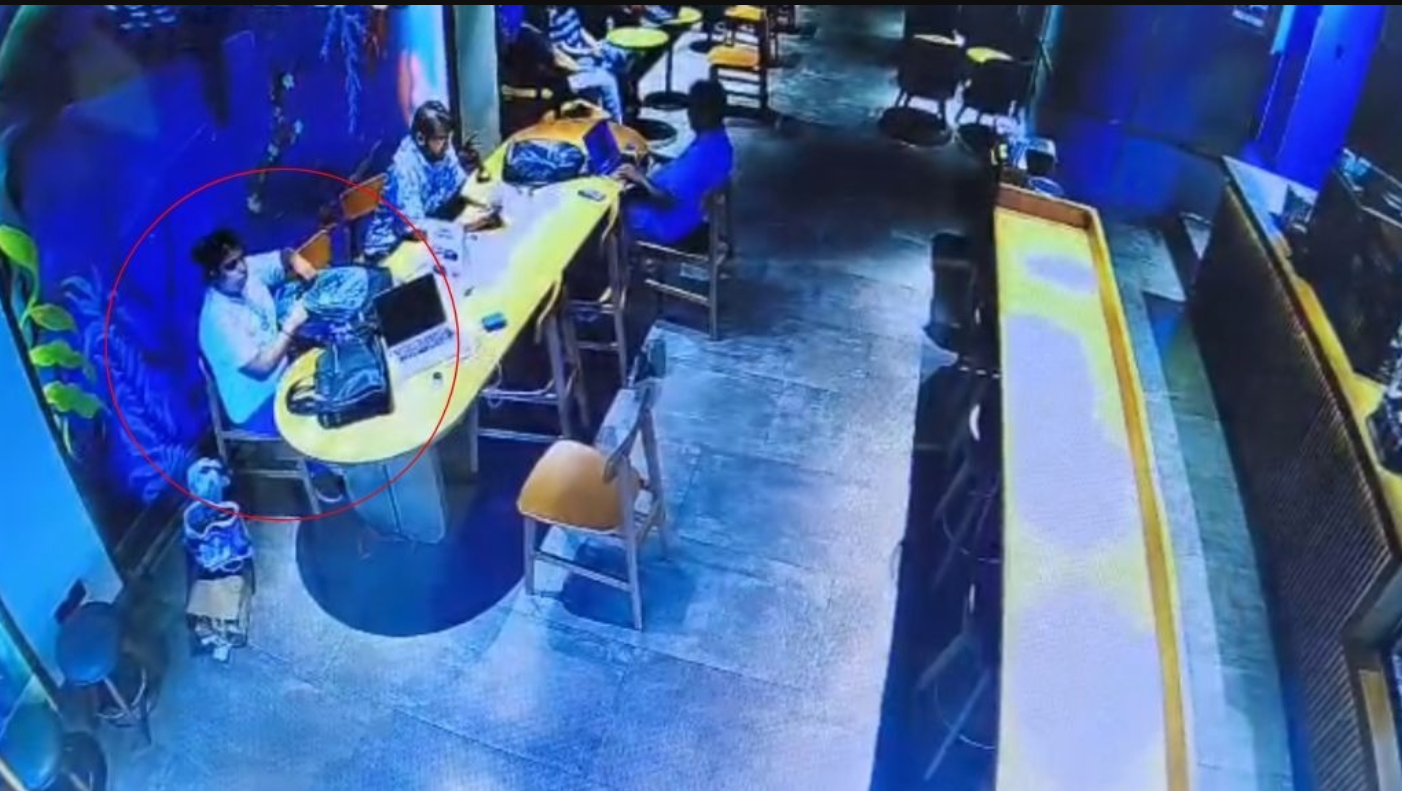 Ahmedabad: લો ગાર્ડન નજીક એક કોફી શોપમાં ટેબલ પર રાખેલી બેગમાંથી મહિલા પર્સ ચોરીને ભાગી ગઈ
