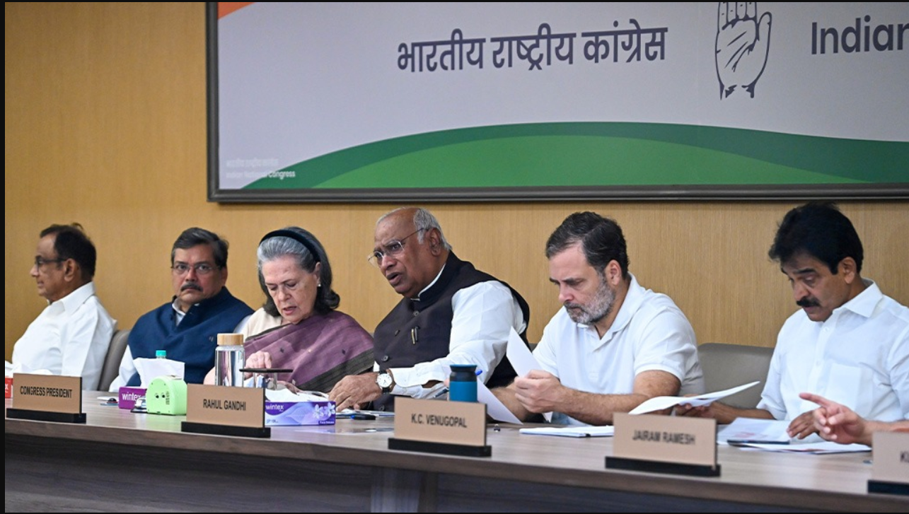 Election Commission: જ્ઞાનેશ કુમાર સરકારના હાથની કઠપૂતળી બની ગયા છે! ખડગેએ CWCની બેઠકમાં પાંચ કડક માંગણીઓ કરી.