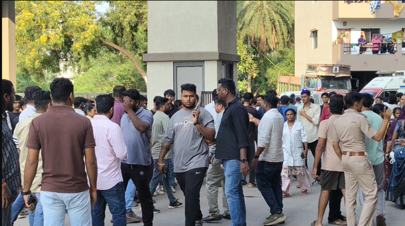 Vapi: છરવાડામાં એક પતિએ તેની પત્ની પર બળાત્કાર ગુજાર્યો અને પછી જાહેરમાં ચપ્પુ વડે તેનું ગળું કાપી નાખ્યું