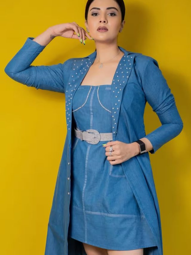 શ્રીમુખીએ ડેનિમ શોર્ટ ડ્રેસ સાથે લોંગ શ્રગ અને બૂટ્સમાં સ્ટાઇલિશ