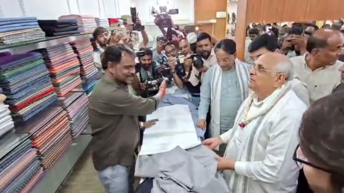 Gandhinagar: ગાંધી જયંતિ નિમિત્તે મુખ્યમંત્રીએ ‘નો UPI ડે’ દરમિયાન UPI દ્વારા ખાદી ખરીદી અને 16,000 રૂપિયાની ચુકવણી કરી