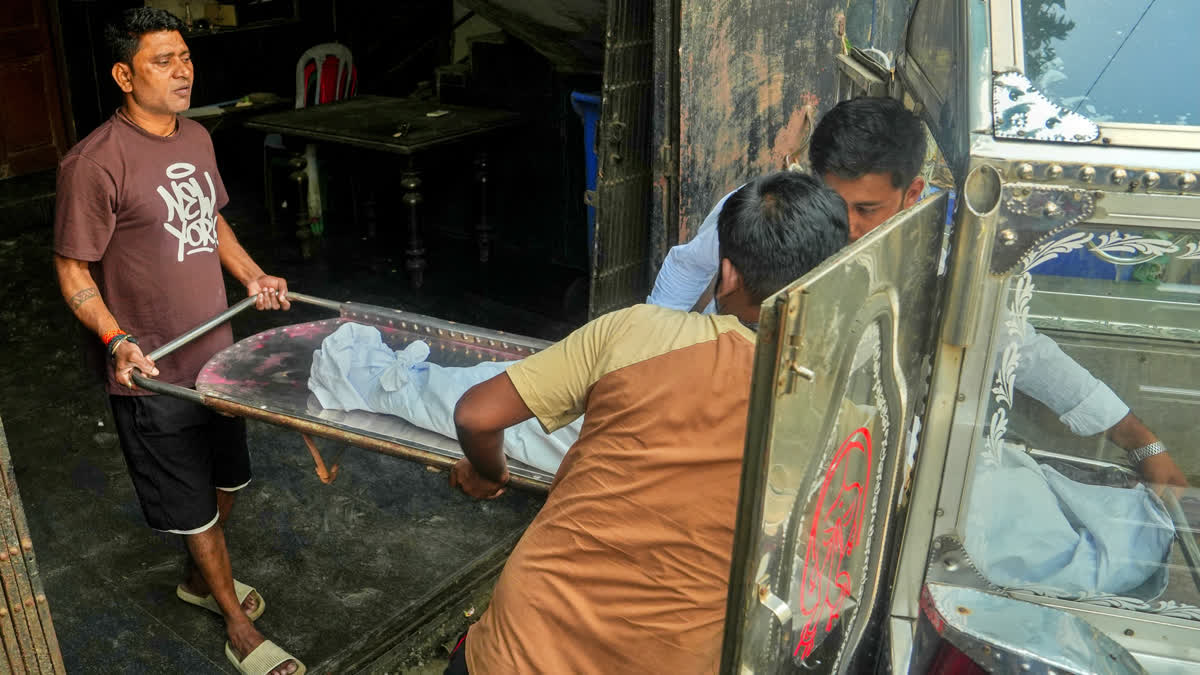 Kolkata: કોલકાતાના દુર્ગા મંડપમાં 19 લોકોના મોતની નાસભાગના સંબંધમાં 7 આયોજકોની અટકાયત, અમિત શાહ ઘાયલોને મળ્યા