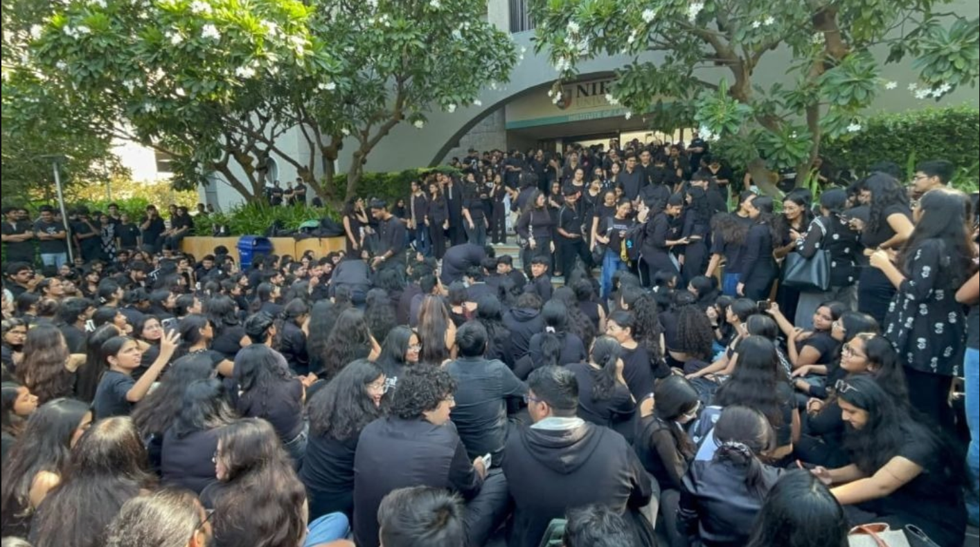 Ahmedabad: અજાણ્યા વ્યક્તિ દ્વારા અશ્લીલ કૃત્ય આચરવામાં આવતા નિરમા યુનિવર્સિટીએ ‘કાળો દિવસ’ મનાવ્યો, વિદ્યાર્થીઓએ કાળા કપડાં પહેરીને વિરોધ કર્યો