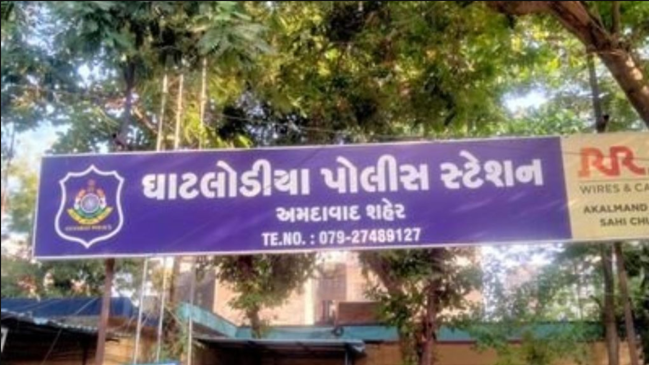 Ahmedabad: એકતરફી પ્રેમમાં પાગલ એક યુવકે મહિલાના ફોટા વાયરલ કરવાની ધમકી આપી, ઘાટલોડિયા પોલીસ સ્ટેશનમાં ફરિયાદ નોંધાઈ