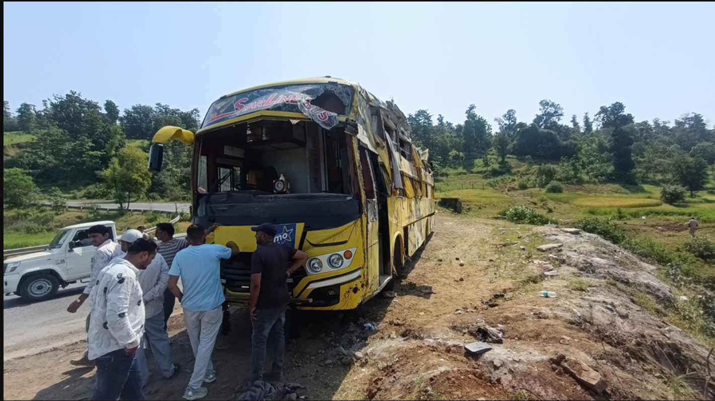 Valsad: પારડી-નાસિક હાઇવે પર કરપાડાના સુથારપાડા ખાતે એક લક્ઝરી બસ 30 ફૂટ ઊંડી ખાડામાં પડી, ભયાનક અકસ્માતમાં 25 મુસાફરો ઘાયલ
