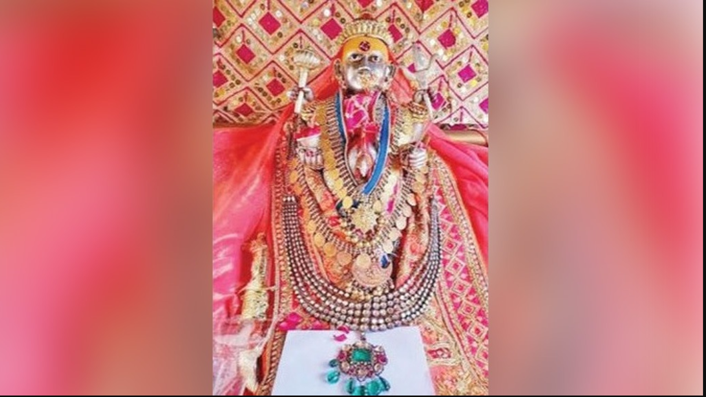 Dussehra: બહુચરાજી માતાને 300 કરોડ રૂપિયાની નવલખા માળાથી શણગારવામાં આવી, પોલીસે તેમને ગાર્ડ ઓફ ઓનર આપ્યું