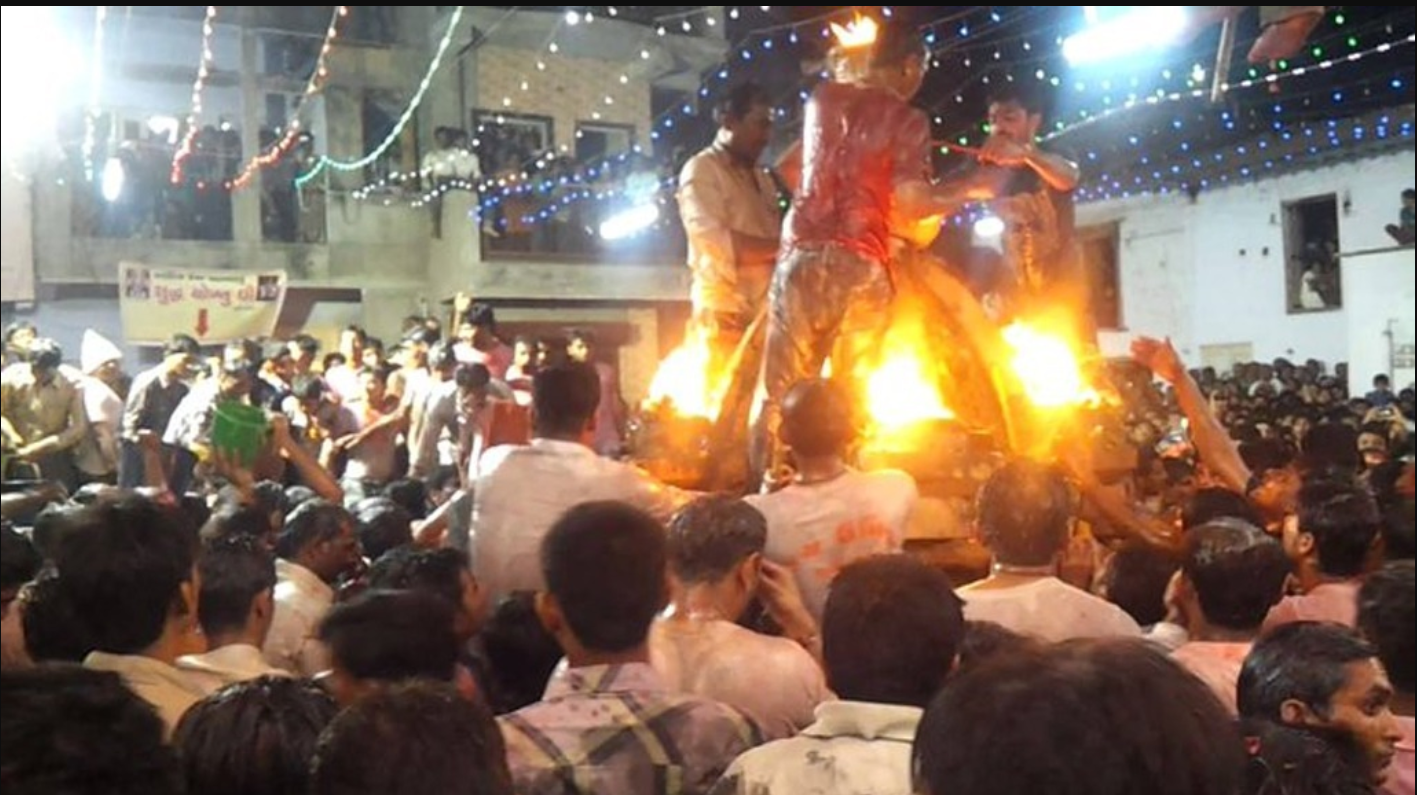Gandhinagar: રૂપાલમાં મા વરદાયિનીની ઐતિહાસિક શોભાયાત્રા, 27 ચકલાઓને લાખો લિટર ઘીનો અભિષેક કરાયો, શેરીઓમાં ઘીની નદીઓ વહી