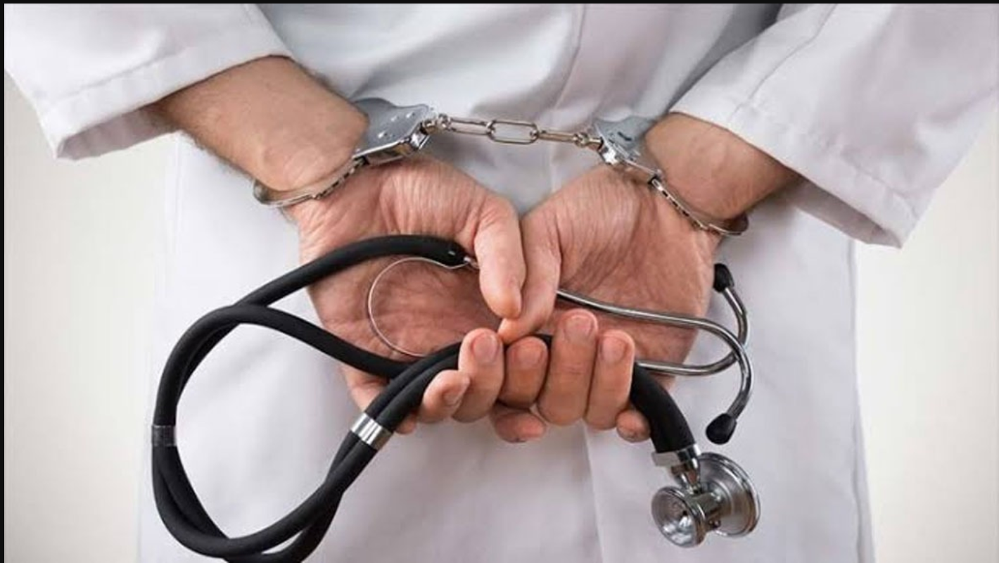 Jamnagar fake doctor: લાલપુર નજીક આર્બલાસમાં નકલી ડોક્ટરના ક્લિનિકનો પર્દાફાશ, ડિગ્રી વિના દર્દીઓની સારવાર કરતો એક વ્યક્તિ પકડાયો