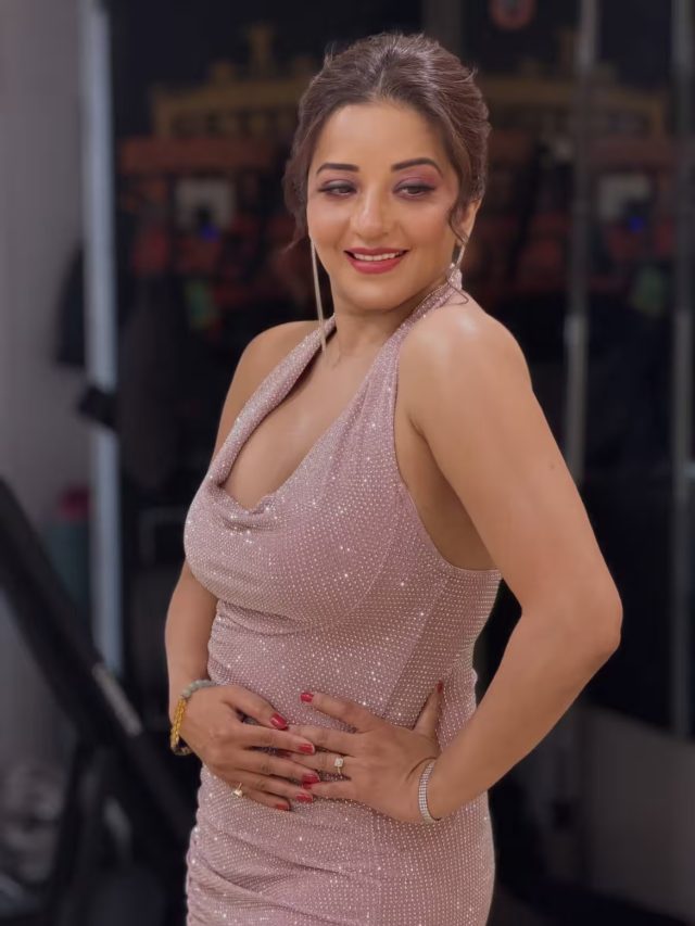 મોનાલિસાનો પિંક બોડીકોન ડ્રેસમાં બોલ્ડ લૂક